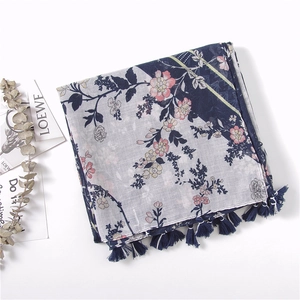 Sciarpa leggera in cotone e lino con stampa floreale e nappe in blu navy e bianco
