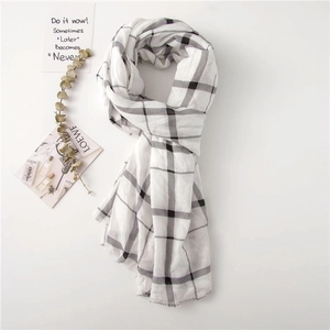 Écharpe classique à carreaux noir et blanc en coton et lin avec franges mode