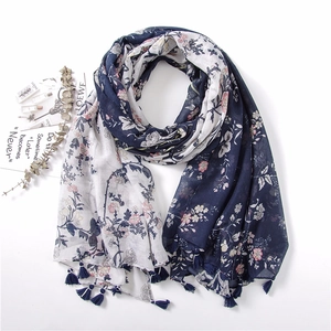 Sciarpa vintage in lino e cotone con stampa floreale e nappe in blu e bianco