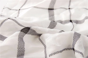 Gros plan détaillé du tissu en coton et lin avec des motifs à carreaux noirs et blancs