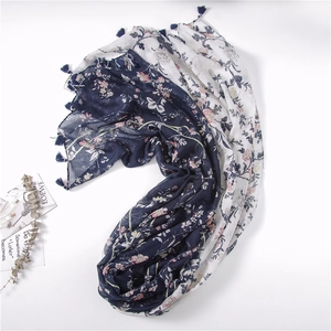Sciarpa in lino e cotone con stampa floreale, contrasto blu e bianco con frange