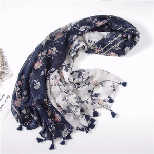 Dettaglio della sciarpa in cotone e lino con stampe vintage e nappe blu navy scuro