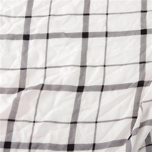 Gros plan sur un tissu doux en coton et lin avec motif à carreaux noir et blanc classique