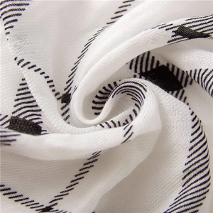 Écharpe classique en coton et lin avec motif à carreaux noir et blanc et franges