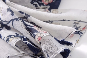 Dettaglio sciarpa in cotone e lino con stampa floreale vintage e nappe blu scuro