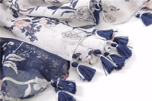 Dettaglio della stampa floreale su sciarpa di lino con nappe blu scuro fatte a mano