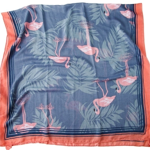 Écharpe en coton et lin bleu gris avec imprimé flamant rose et feuilles de palmier
