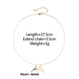 Détail du collier pendentif queue de poisson avec perle et sa chaîne d'extension fine