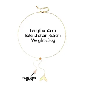 Détail du collier doré avec pendentif queue de poisson, perle de 8mm et chaîne ajustable