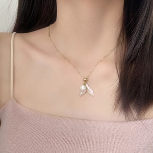 Collier élégant en or avec pendentif queue de poisson rose et perle blanche sur modèle