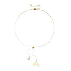 Collier en Y doré avec une perle et un pendentif queue de sirène irisé sur fond blanc