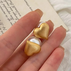 Eleganti orecchini a cuore in metallo dorato spazzolato con perla bianca