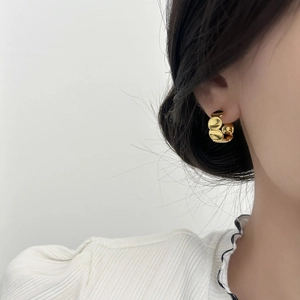 Boucles d'oreilles dorées en C géométriques au design minimaliste en métal liquide texturé