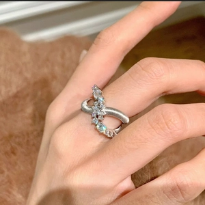 Elegant silver zircon ring with intertwined brushed texture and pavé design on hand