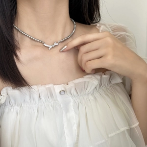 Collier en perles vintage français avec pendentif noeud en zircone sur chemisier