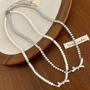 Collier Künstliche Perle Nœud Élégant Base En Cuivre Avec Zircone Cubique Incrusté Bijoux Mode Rétro Luxe Pour Femmes