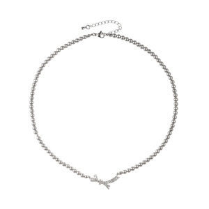 Collier perles vintage français avec pendentif nœud serti de zircons sur fond blanc