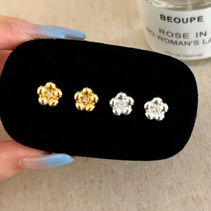 Boucles d'oreilles fleurs en zircon doré et argenté sur support en velours