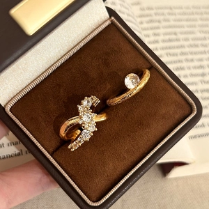 Anello vintage francese dorato con trama fine e zirconi lucidi in una scatola regalo