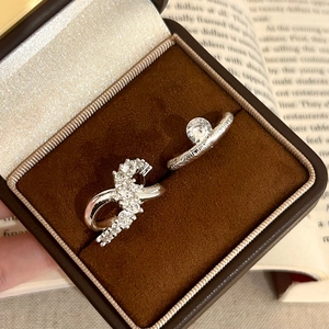 Set orecchini vintage in argento e zirconi su scatola in pelle con sfondo libro classico