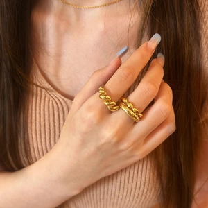 Ensemble de deux bagues croissant dorées torsadées portées avec style chic