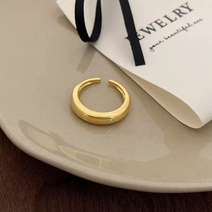 Bague ouverte ajustable dorée élégante avec une surface polie minimaliste