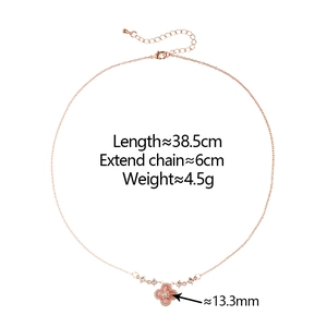 Collier en or rose avec pendentif trèfle à quatre feuilles rose et détails en zircon