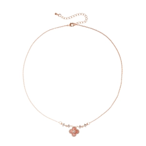 Collier élégant en or rose avec pendentif trèfle rose et accents de zircon sur blanc