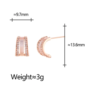 Vue détaillée des boucles d'oreilles C en or rose avec zircons et dimensions réelles
