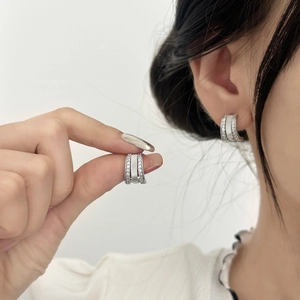 Boucles d'oreilles C en argent avec incrustation de nacre et détails en zircon