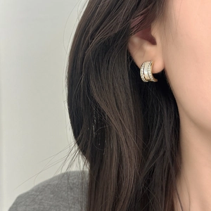 Boucles d'oreilles dorées en C avec incrustation de nacre et cristaux brillants