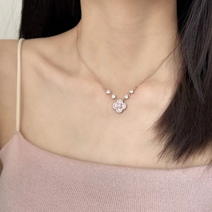 Collier trèfle à quatre feuilles en or rose avec nacre rose et zircon étincelant