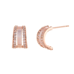 Boucles d'oreilles en forme de C or rose avec nacre et zircons sur fond blanc