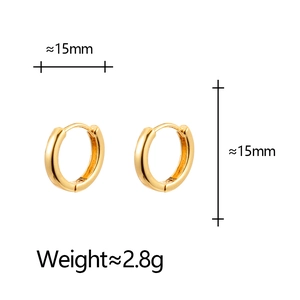 Golden minimalist hoop earrings with 15mm diameter and 2.8g weight on white background