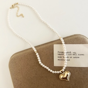 Collier de perles élégant avec pendentif coeur doré et fermoir mousqueton ajustable