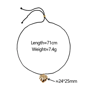 Collier élégant avec pendentif coquillage doré sur cordon noir et perle ajustable
