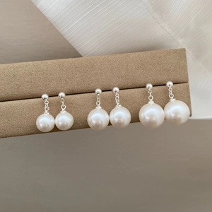 Trois paires de boucles d'oreilles élégantes en perles blanches de tailles variées