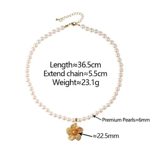 Collier de perles élégant avec pendentif fleur dorée et centre en cristal brillant
