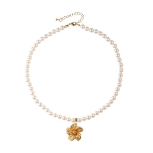 Collier ras du cou en perles avec pendentif fleur dorée et fermoir mousqueton réglable