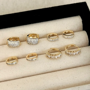 Ensemble créoles dorées de luxe avec zircone cubique étincelante en boîte de velours