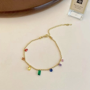 Bracelet élégant en perles dorées avec charms en zircon colorés et fermoir ajustable