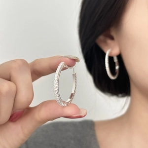 Créoles chic en argent pour femmes avec sertissage micro-pavé de zircons brillants