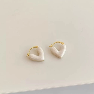 Boucles d'oreilles cœur vintage français avec breloques nacrées et finition dorée