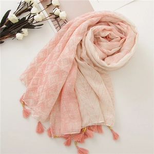 Boho-Baumwollschal mit Federdruck, rosa Quasten und Goldperlen in flacher Lage