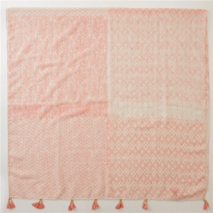 Detail eines rosa Schals mit Federmuster, Fransen und kleinen Goldperlen
