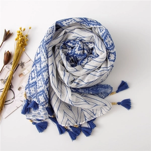 Écharpe en coton et lin bleu et blanc avec motifs de feuilles, perles et franges