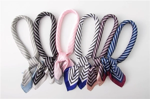 Vue à plat de cinq foulards carrés élégants en satin de soie rayé multicolores