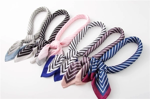 Détails de six variantes de couleurs de foulards carrés en satin rayé pour femme