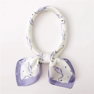Carré de soie élégant avec imprimé flamant rose blanc crème et bordure violet clair