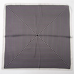 Carré en soie à plat présentant des motifs de rayures concentriques noirs et blancs